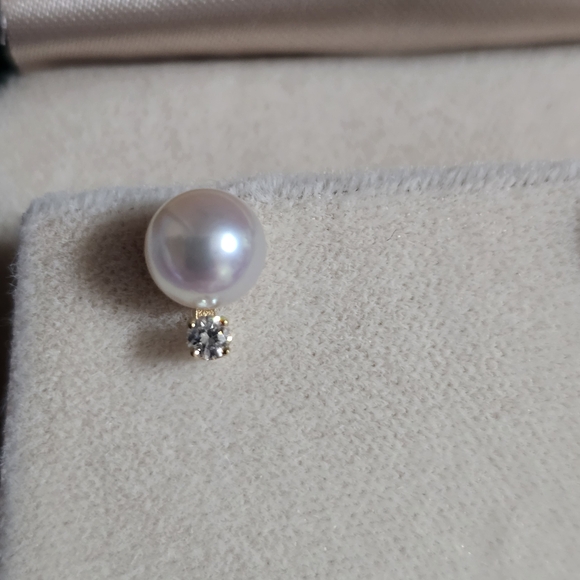 Elegant Pearl and Gold Stud Earrings - Picture 6 of 6